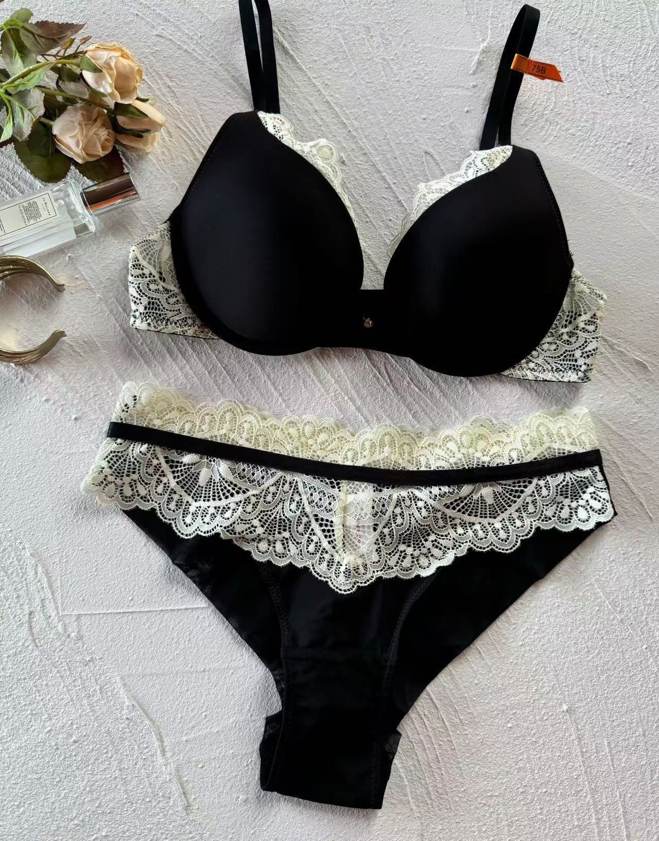 French Lace Push-Up Bra – Smoothing & Lifting with Side Support