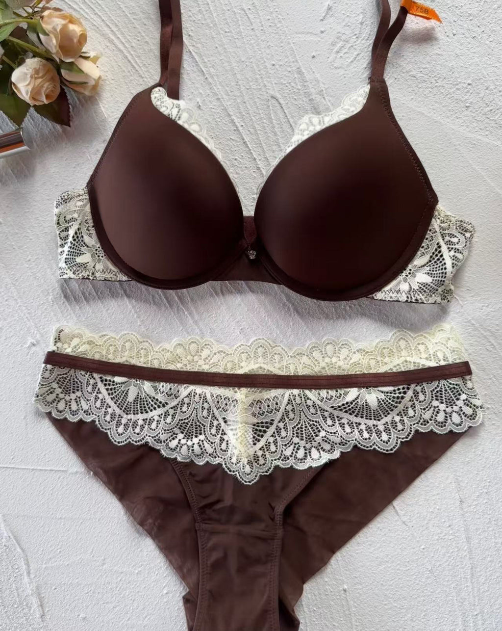 French Lace Push-Up Bra – Smoothing & Lifting with Side Support
