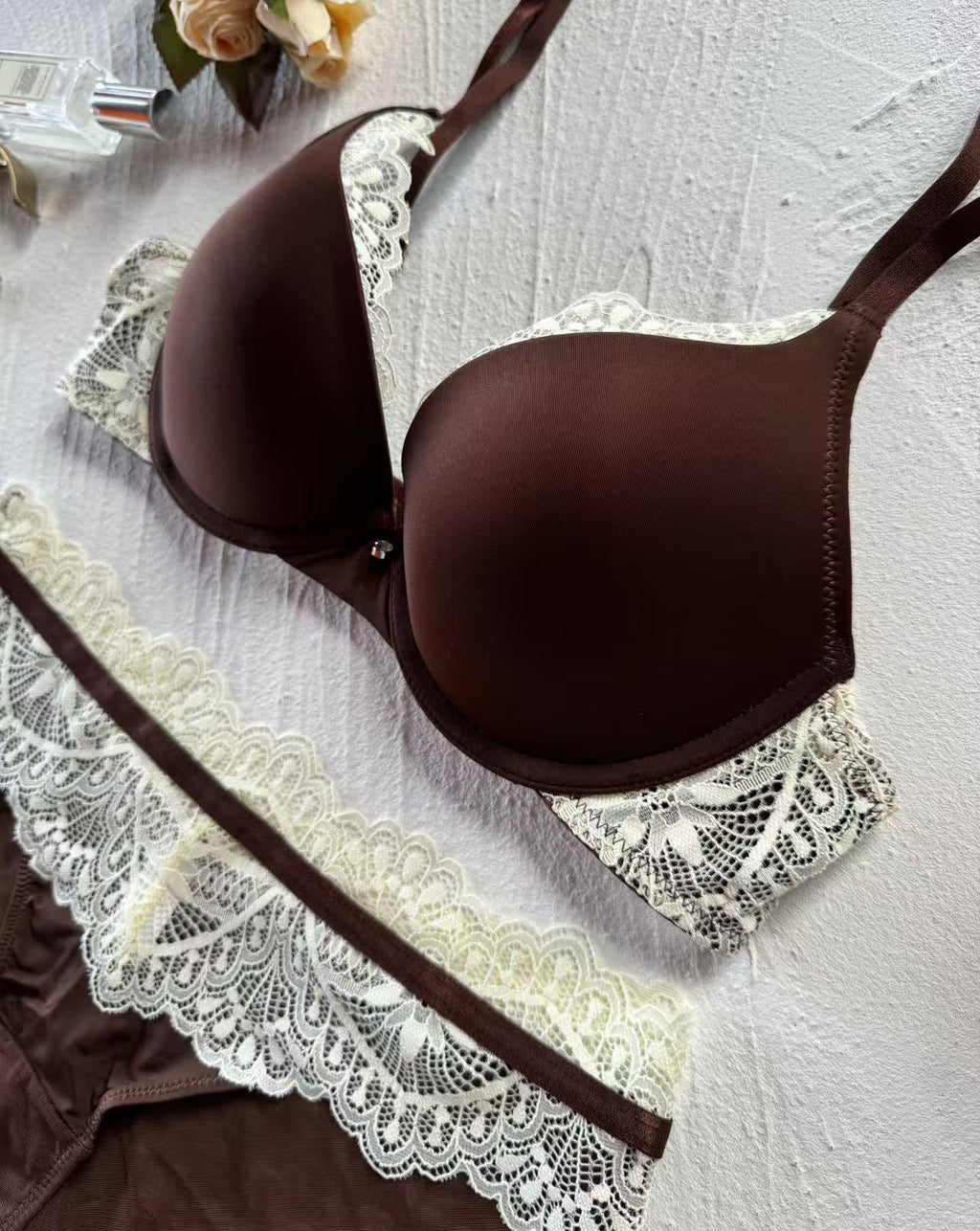 French Lace Push-Up Bra – Smoothing & Lifting with Side Support