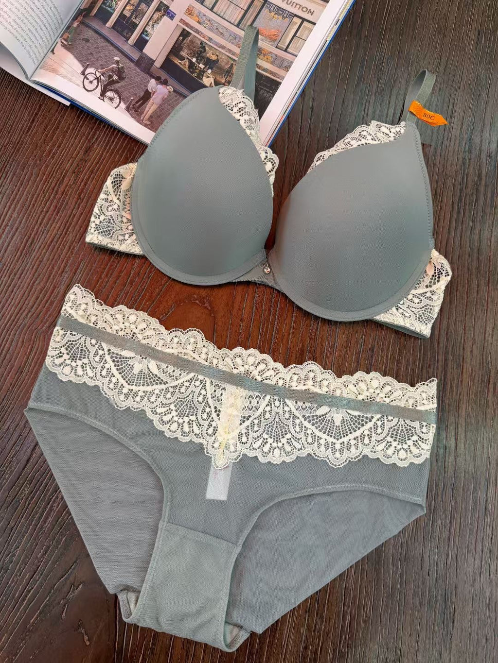 French Lace Push-Up Bra – Smoothing & Lifting with Side Support