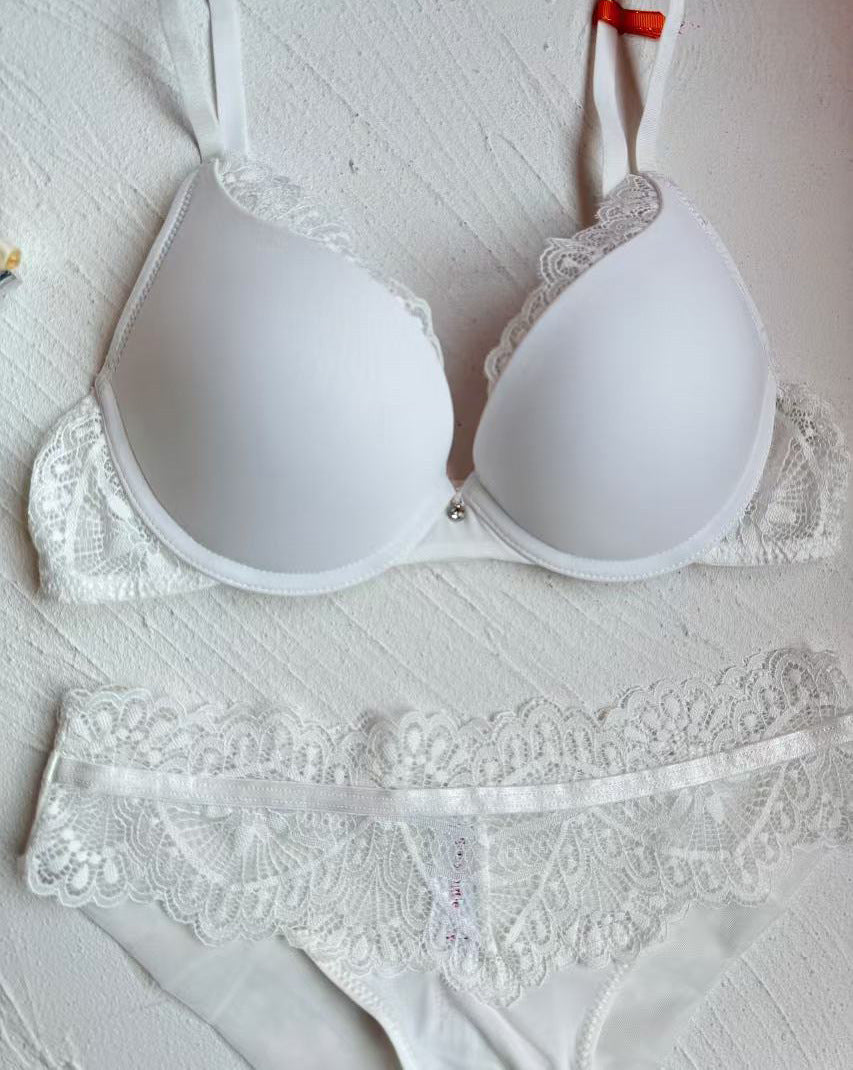 French Lace Push-Up Bra – Smoothing & Lifting with Side Support