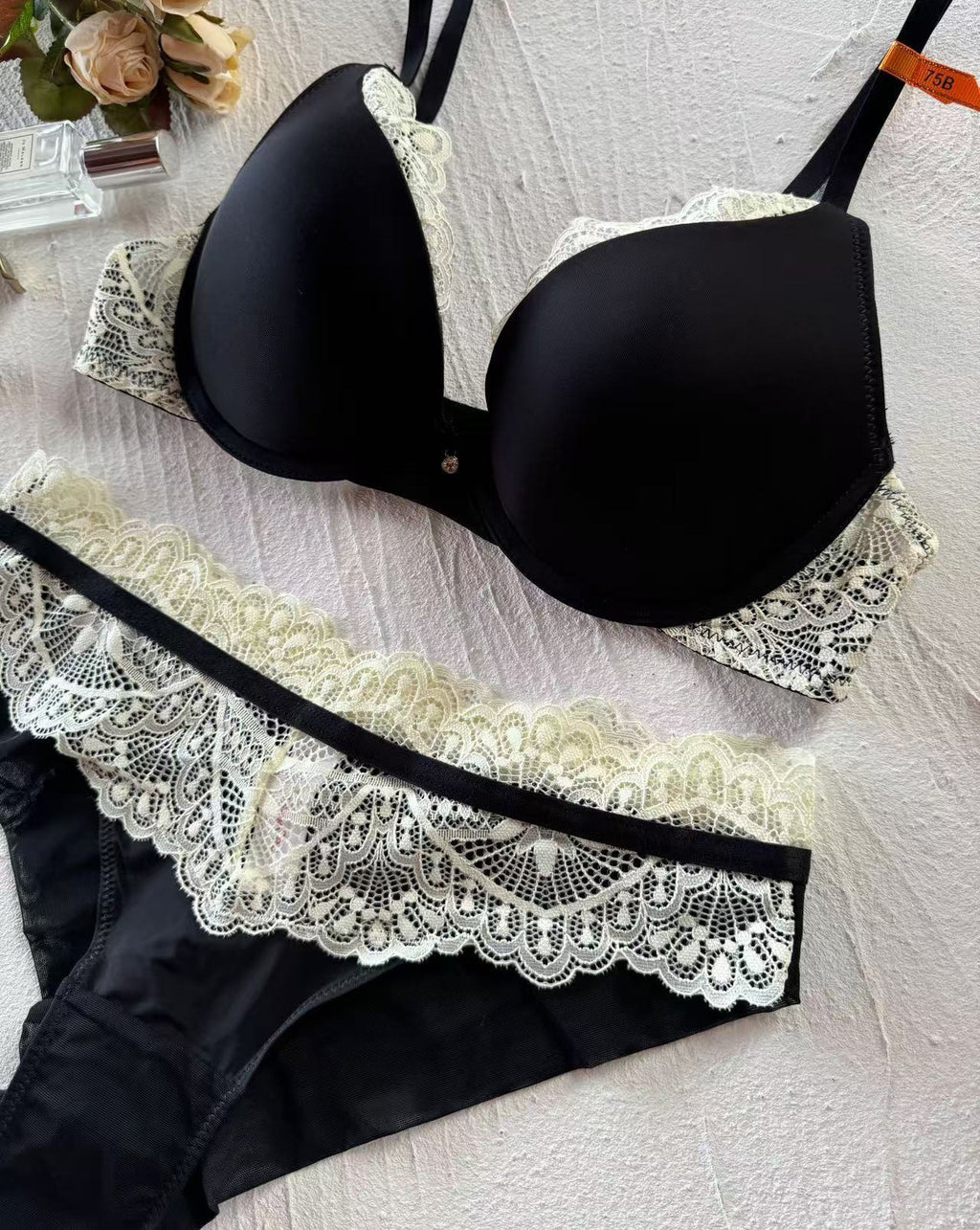 French Lace Push-Up Bra – Smoothing & Lifting with Side Support