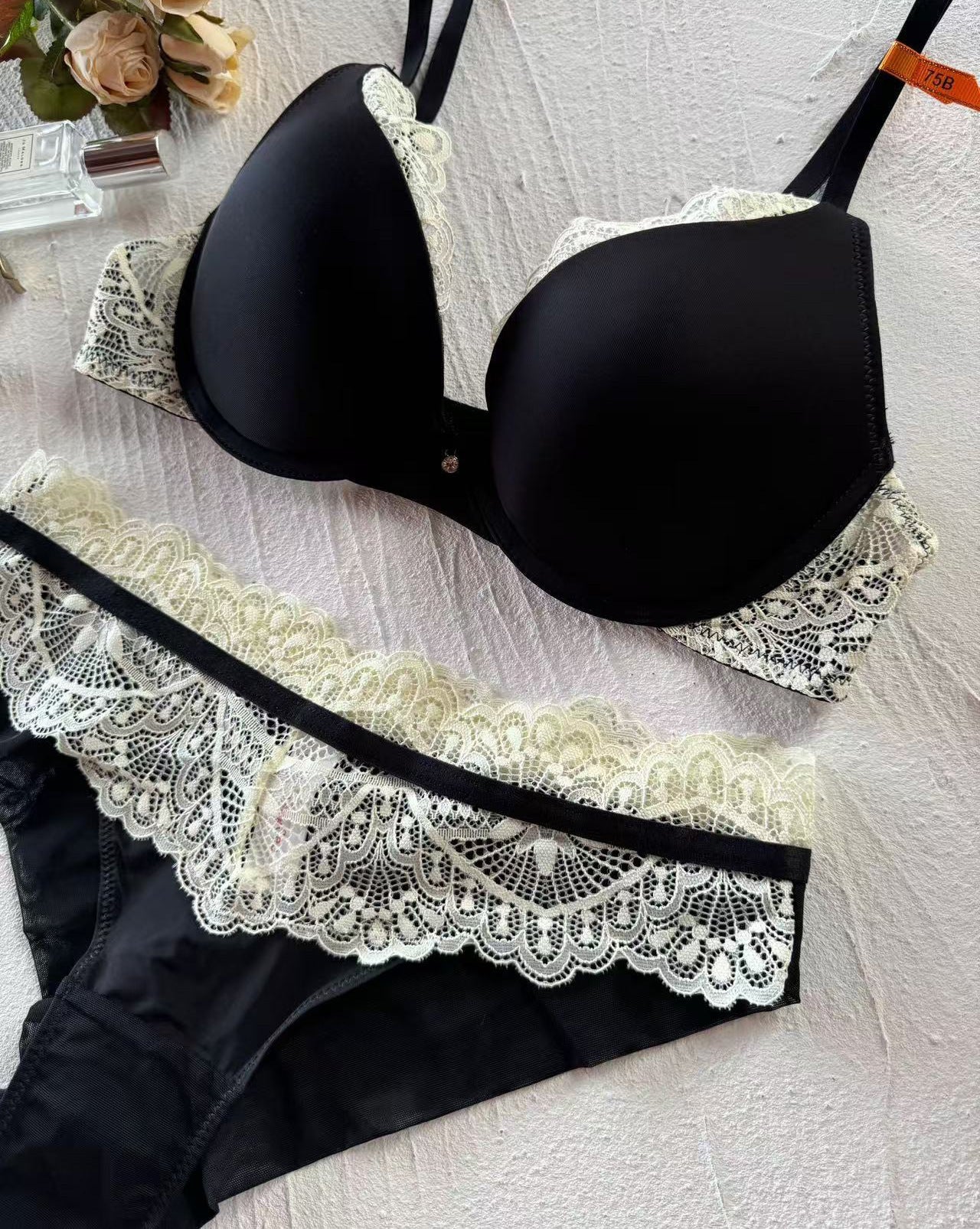 French Lace Push-Up Bra – Smoothing & Lifting with Side Support