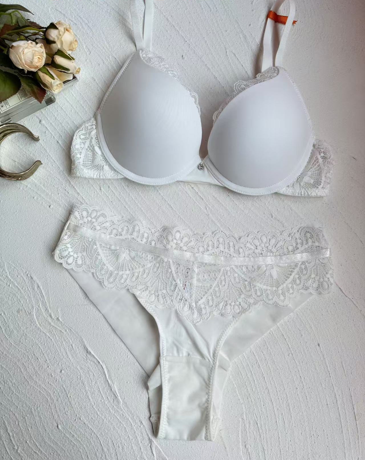 French Lace Push-Up Bra – Smoothing & Lifting with Side Support